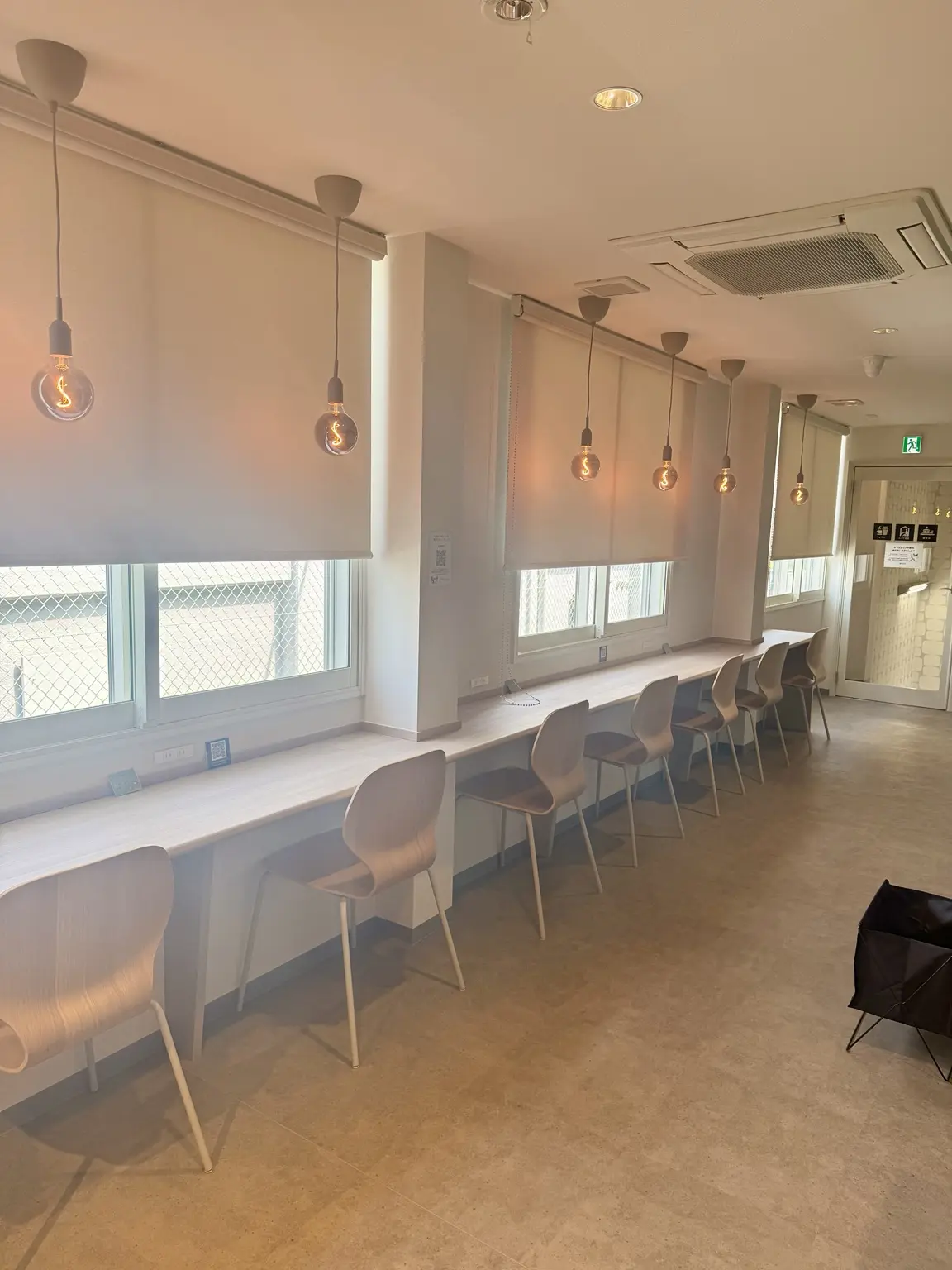 P・SPO CAFE｜窓側カウンター 2